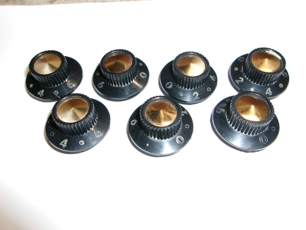 7 VINTAGE BLACK PLASTIC CONTROL KNOBS W/BRASS INSERT.