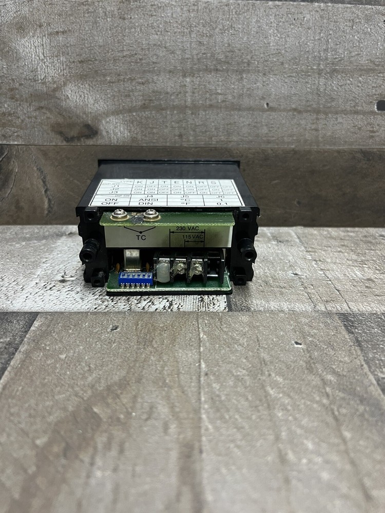 Omega DP701 Microcomputer digital Thermometer pre-owned