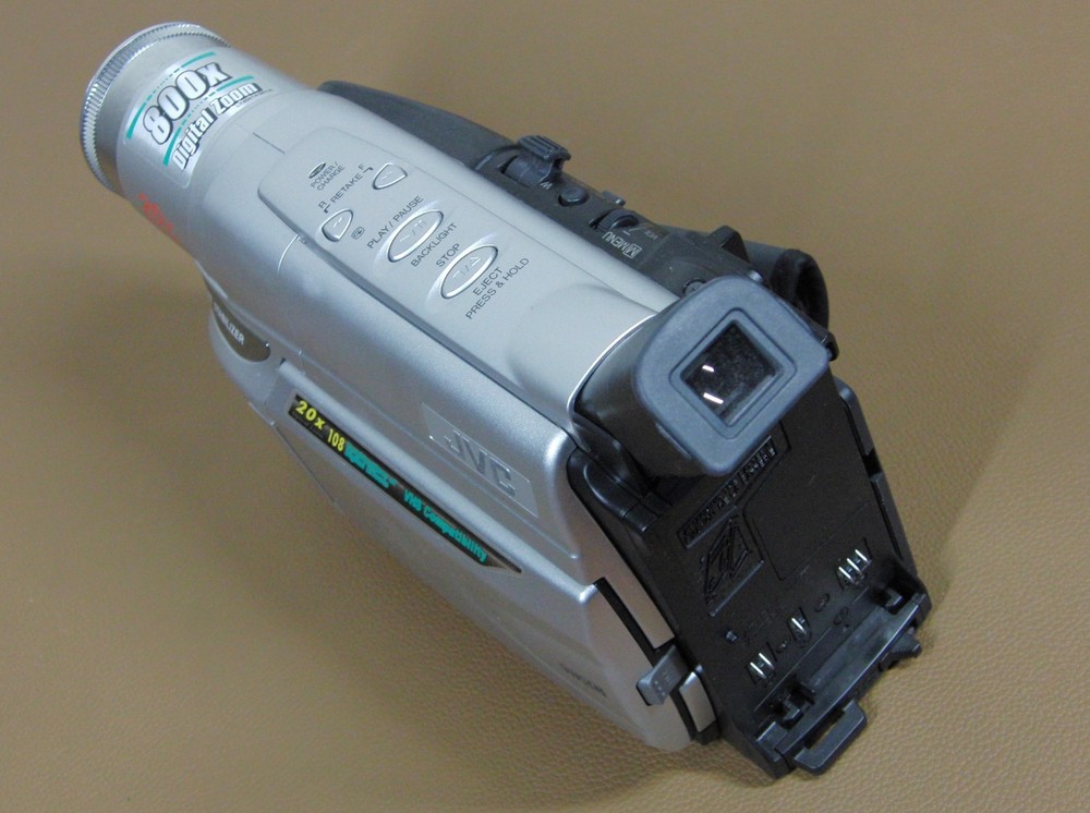 JVC GR-AXM17 Compact VHS-C Camcorder