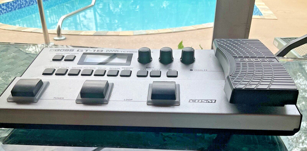 Boss GT-1B Bass Multi Effects Processor excellent condition