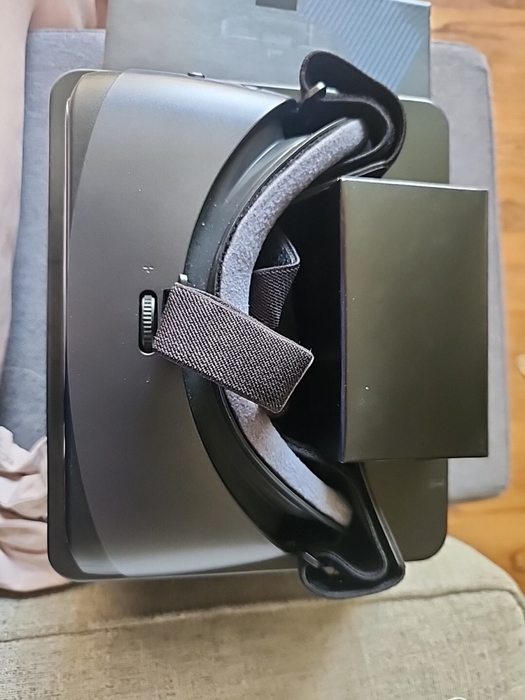 Samsung SM-R324 Gear VR W/Controller Powered by Oculus NEW OPEN BOX