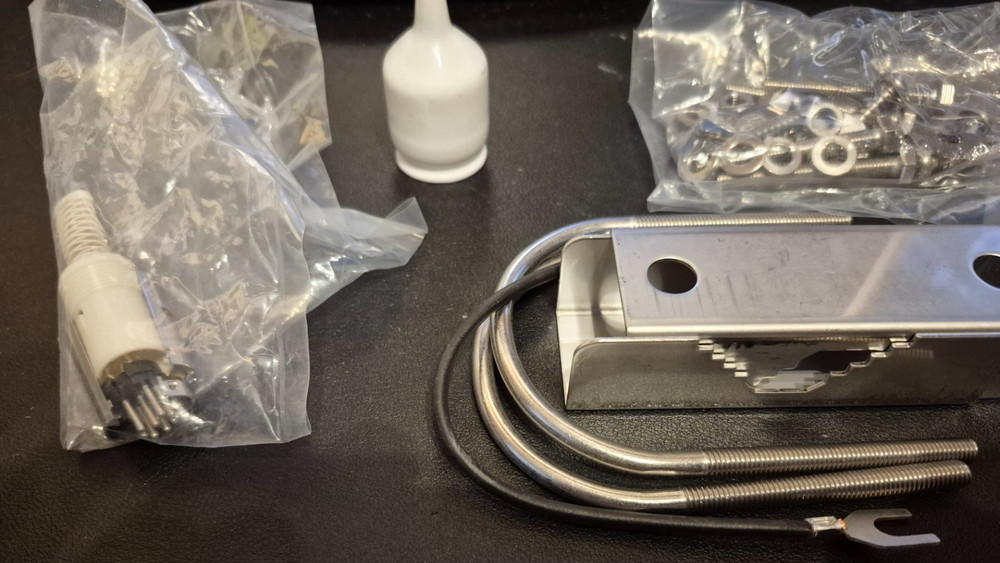 ICOM AT-40 MOUNTING KIT FOR COUPLER