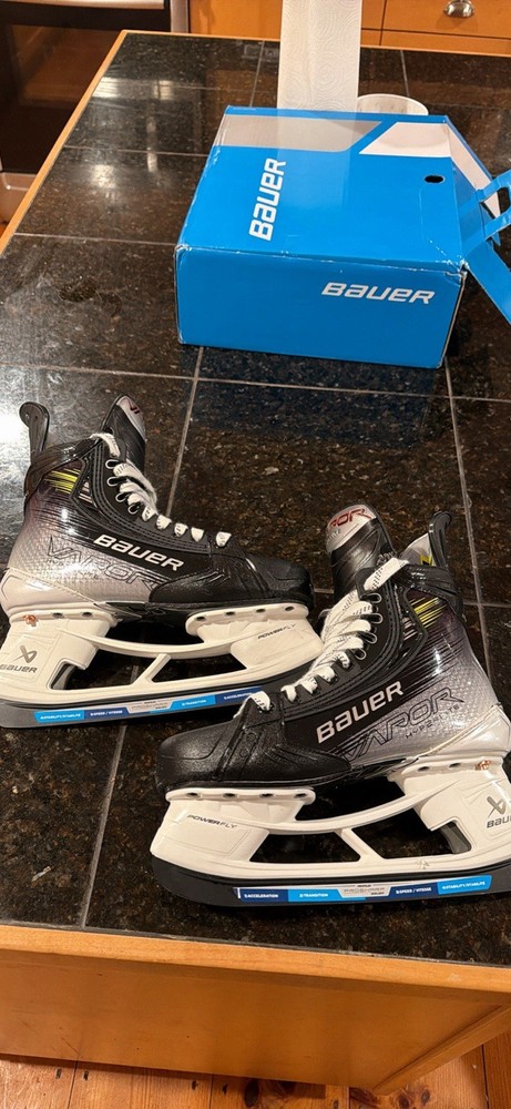 Bauer Hyperlite Skates 5.5 used once