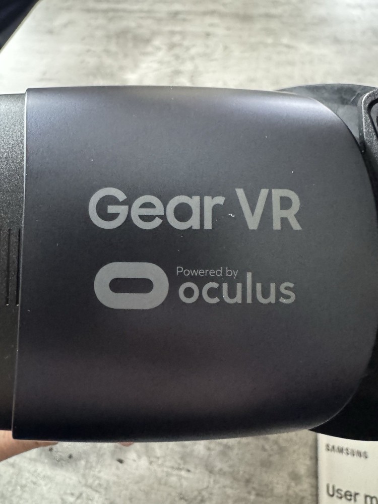 Samsung Gear VR Powered By Oculus, Steelseries Controller, & Hermit Shell Case