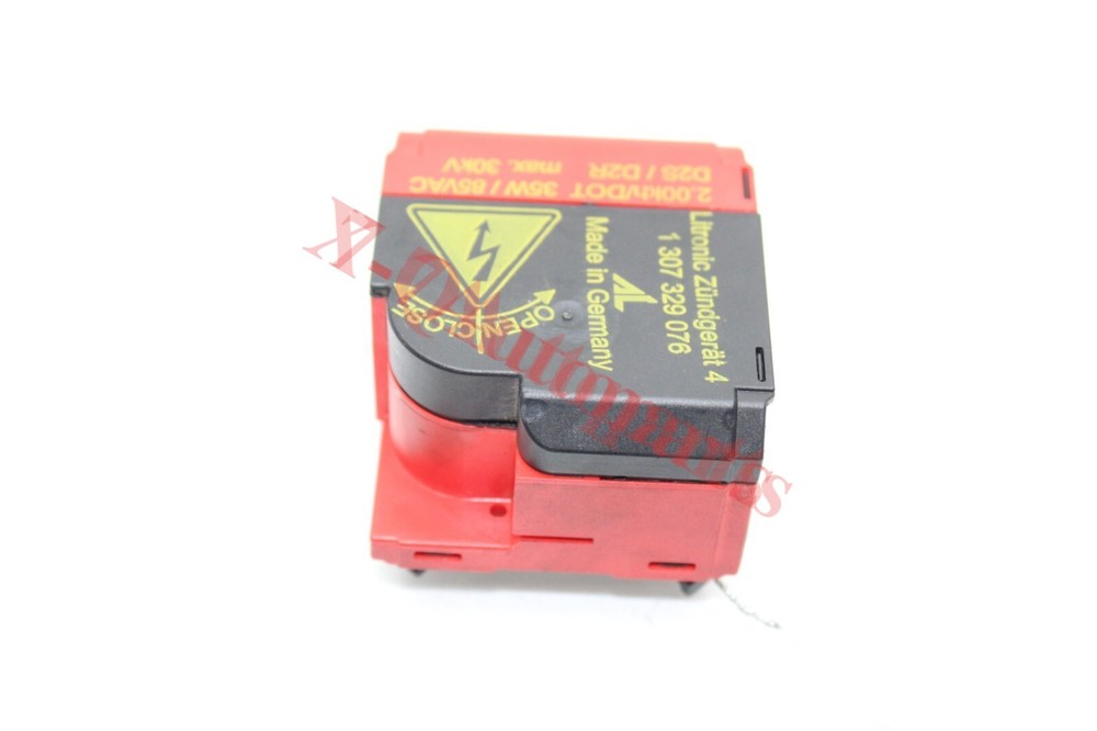 02-06 MINI COOPER S Headlight Ballast Igniter Socket.