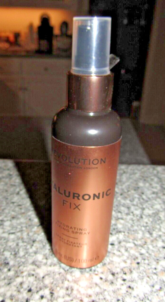 Makeup Revolution Setting Spray Hyaluronic Fixing Hydrating Mist Full Size 3.38
