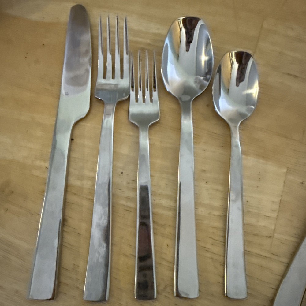 58 PC. GOURMET SETTINGS CAMI PATTERN GLOSSY STAINLESS FLATWARE SET.
