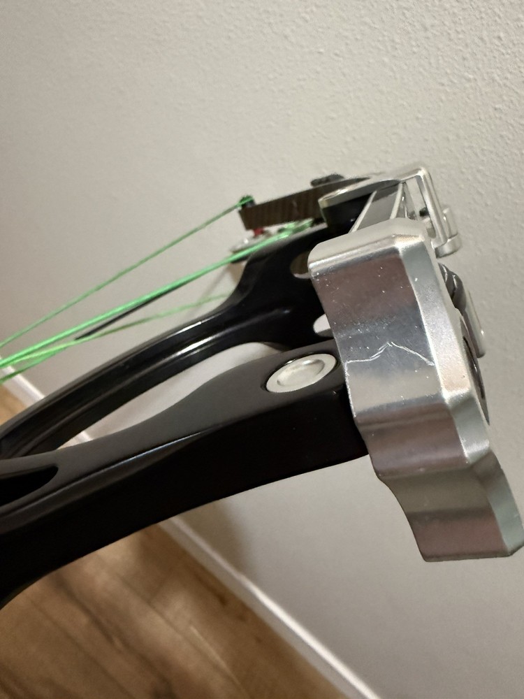 Hoyt Pro Comp Elite XL black Right Hand Compound target bow.