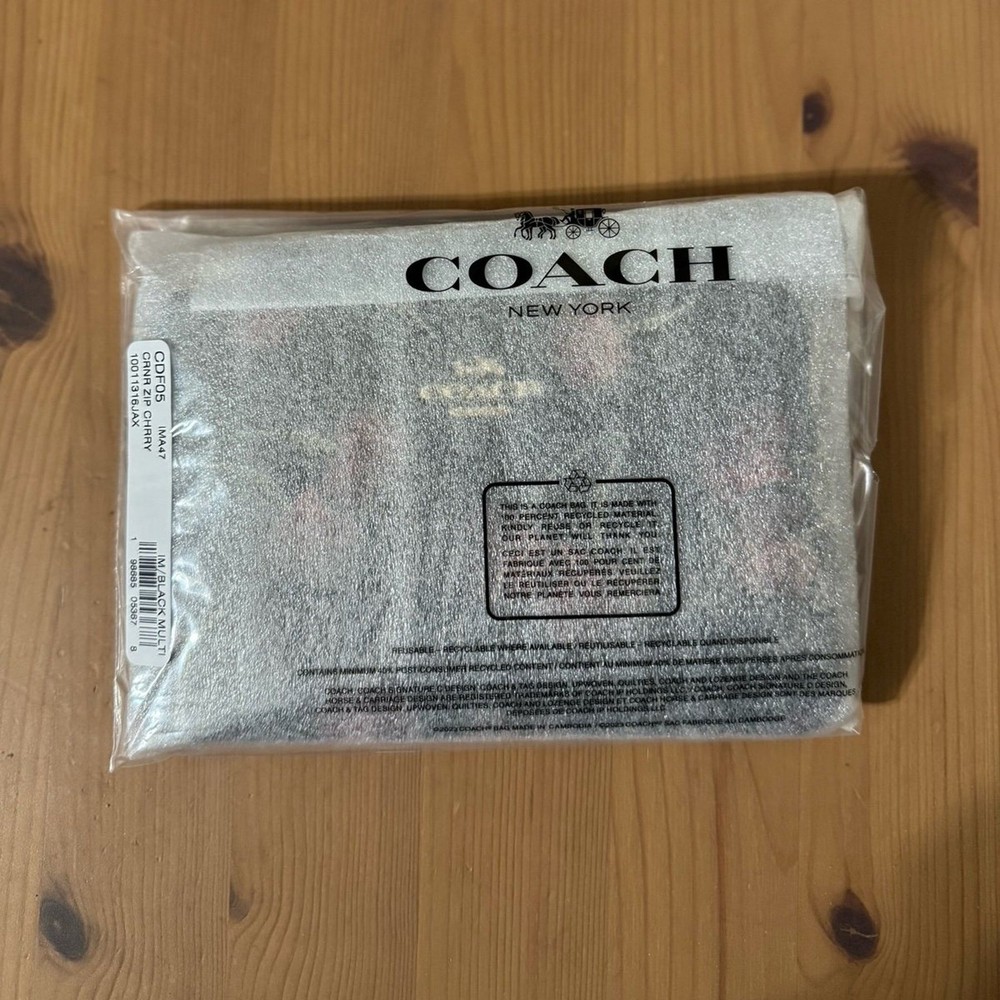 NWT❤️ Coach Corner Zip Wristlet With Cherry Print