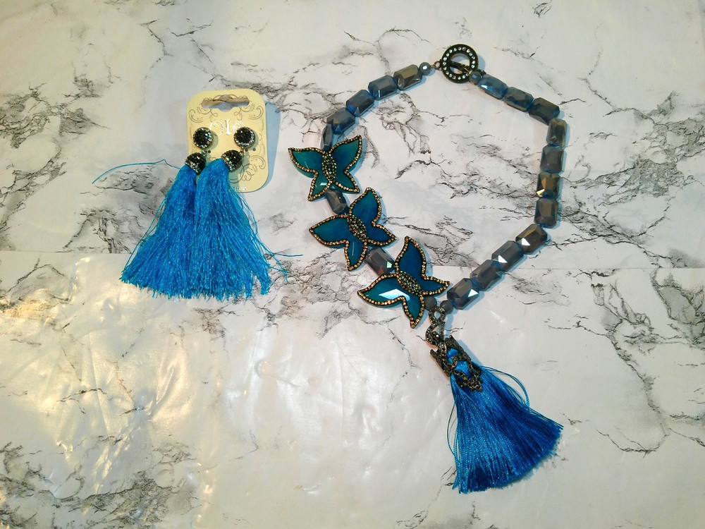 Two Toned Blue statement necklace (420)