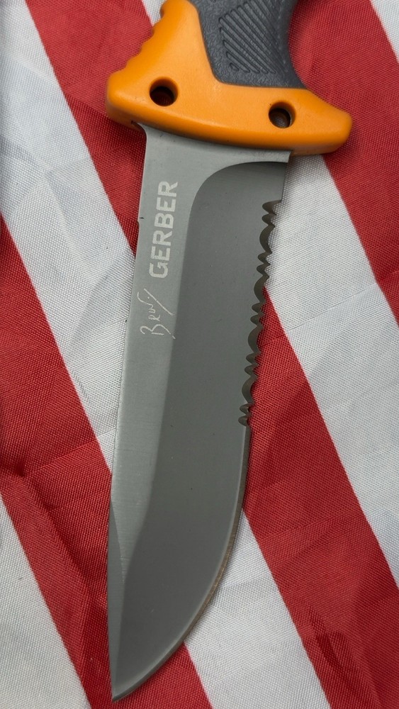 Gerber Bear Grylls Ultimate Survival Knife Fixed Blade, Fire Starter, Sharpener