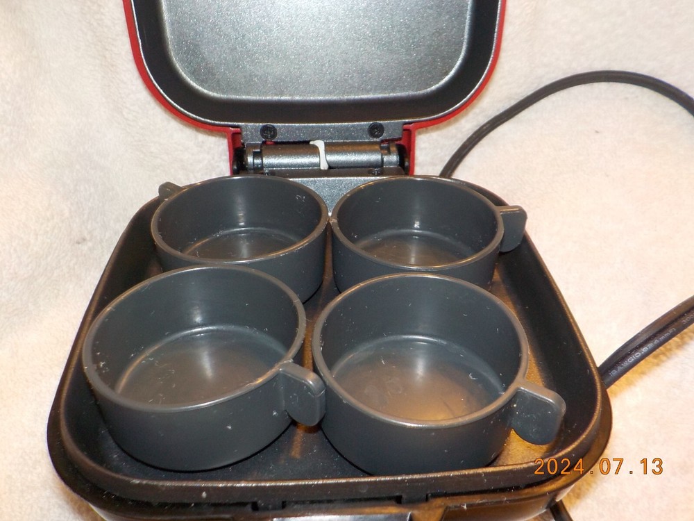 DASH Portable Egg Bite Maker with 4 Silicone Molds And Griddle In Red