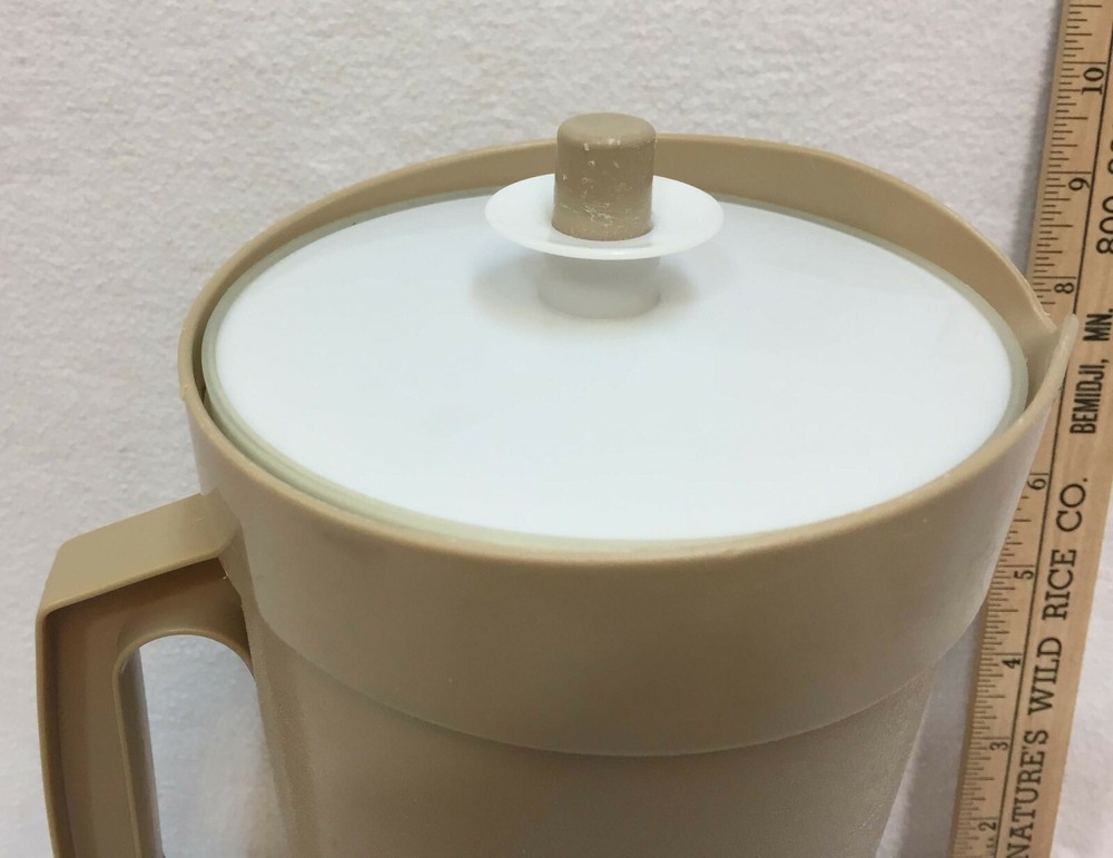 Tupperware Pitcher w/ Lid Push Button Seals for Shaking Mixing Brown Plastic 10"