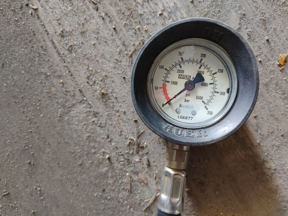 scuba diving oxygen tanks