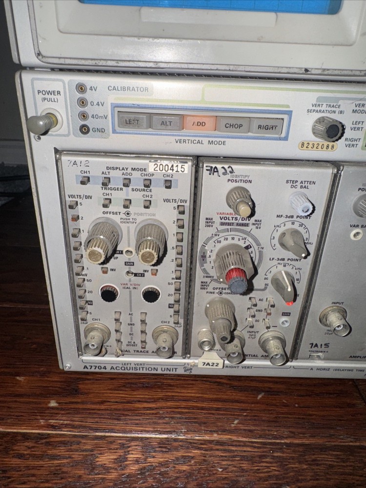 Tektronix 7704A Analog Oscilloscope System (powers On) Un-tested