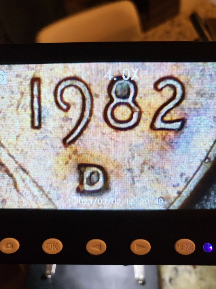 1982 d Small DATE Penny...