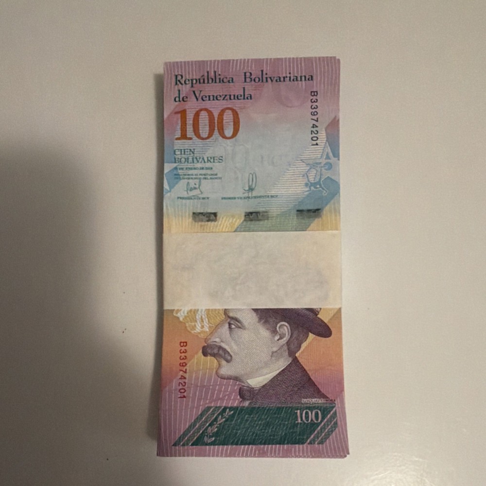 Venezuela 100 Bolivares Banknotes Stack Uncirculated Uncertified