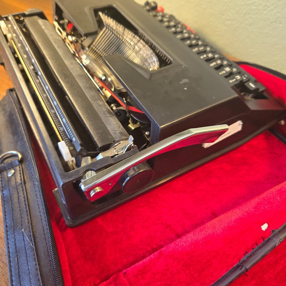 CLASSIC 12 TYPEWRITER PORTABLE TYPEWRITER With Carry Case