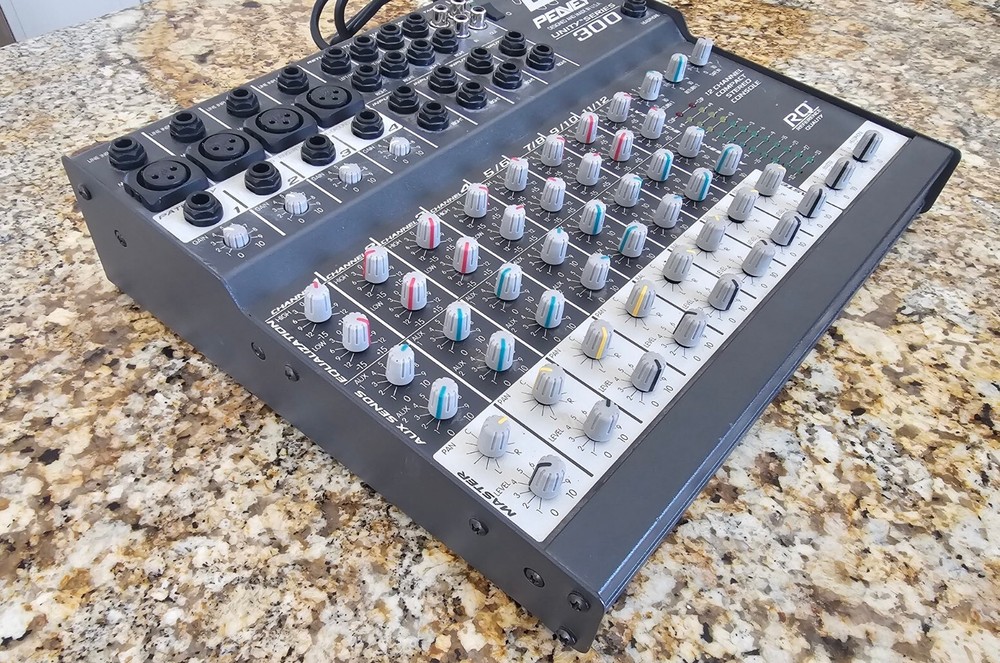 peavey 300 UNITY SERIES 12 CHANNEL COMPACT STEREO CONSOLE.