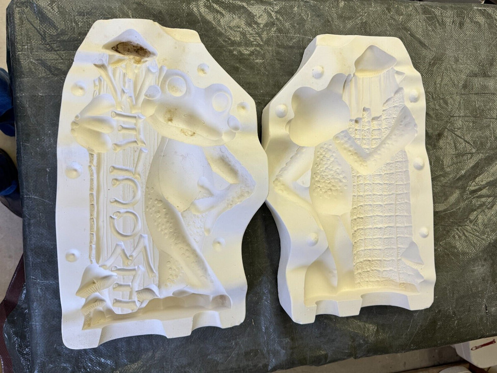 VINTAGE CLAY MAGIC CERAMIC MOLD #2600 WELCOME FROG