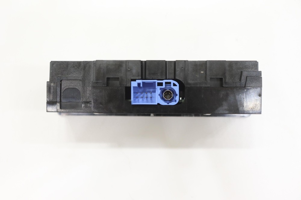 2015 - 2019 MERCEDES C300 W205 USB REPEATER SOCKET CONTROL MODULE OEM