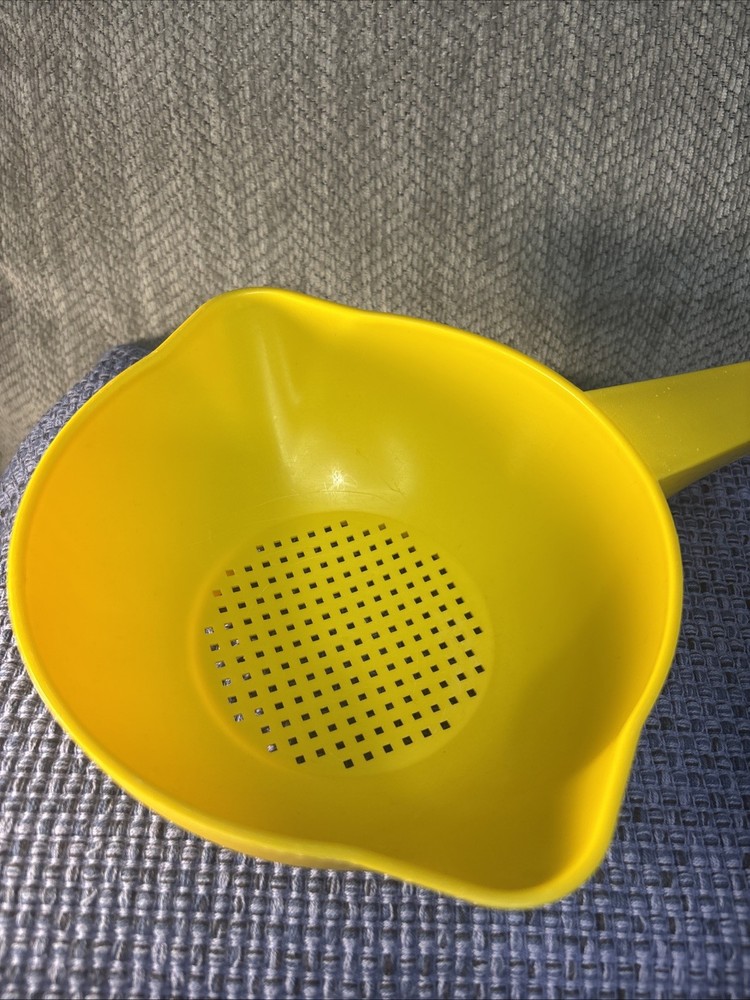 Vintage Tupperware colander strainer yellow 1 qt