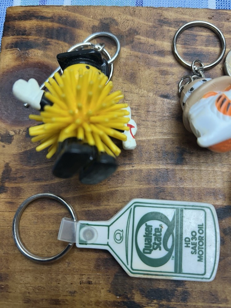8 Random Vintage Keychain Lot Advertisement, Exxon Tiger. Quaker State,