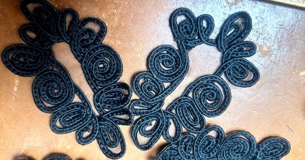 applique soutache pear shape 2 3/8X4" black 1pc