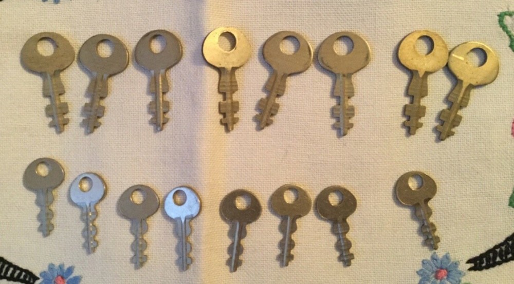 16 Small Vintage Keys - Crafts - Jewelry - Found Object Projects