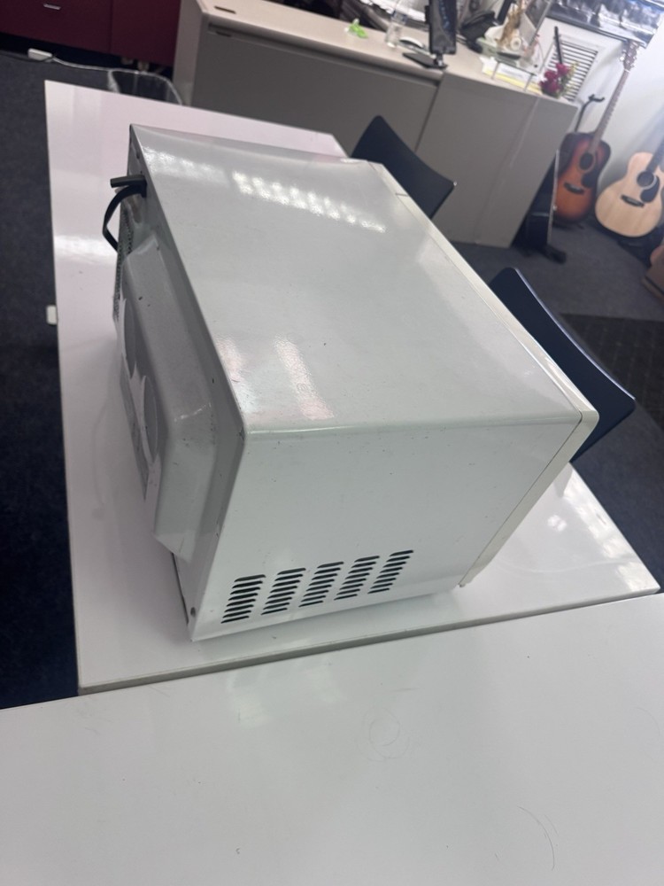 Magic Chef Microwave (Working) – Needs Glass Plate