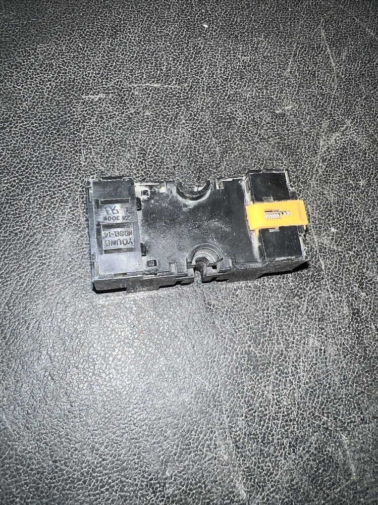 YOUNG NDSQ-14 7AMP 300V RELAY SOCKET