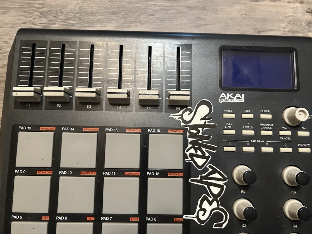AKAI Professional MPD26 USB/MIDI Pad Control Unit Tested