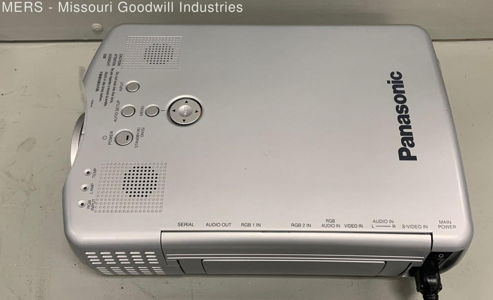 Panasonic PT L711U Silver LCD Projector With Case Cables Manuals Projector