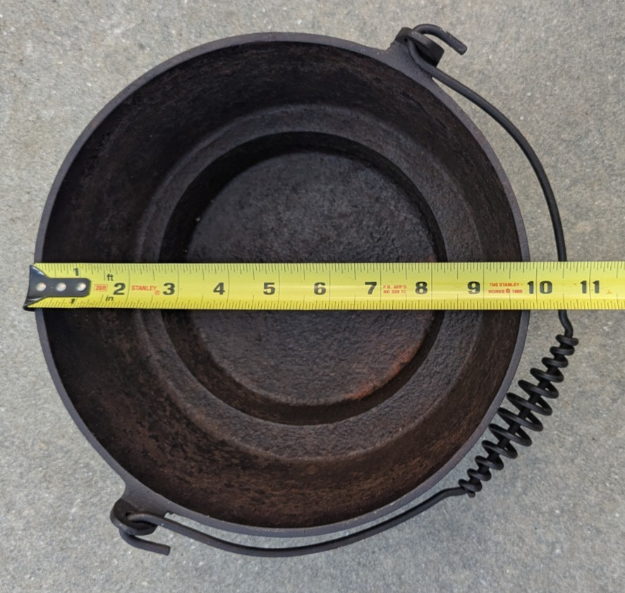 Cast Iron Gate Mark Eccentric Footed Offset Bottom Cowboy Pot Kettle Cauldron #8
