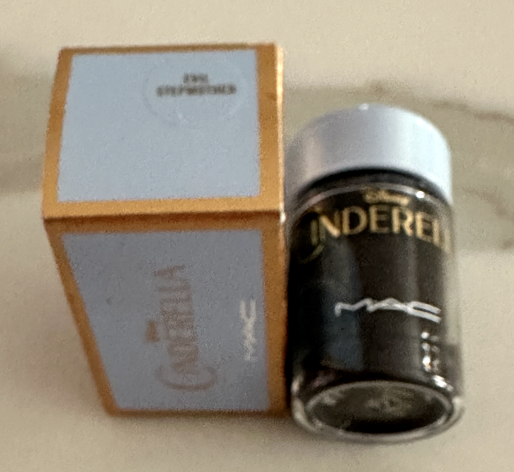 MAC Cinderella Pigment EVIL STEPMOTHER