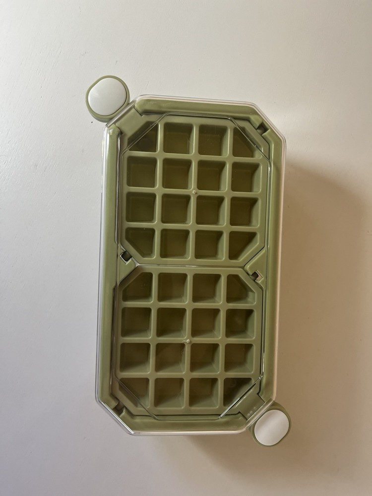 Plastic Ice Cube Tray / Storage Box / 32 Cubes W/ Scoop
