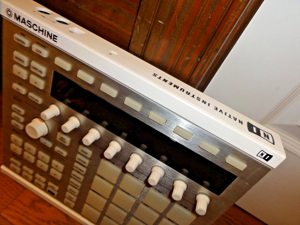 Native Instruments MASCHINE MK2 White – Powers On – No Software for Full Test