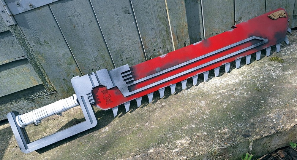 Warhammer 40,000 cosplay chainsword