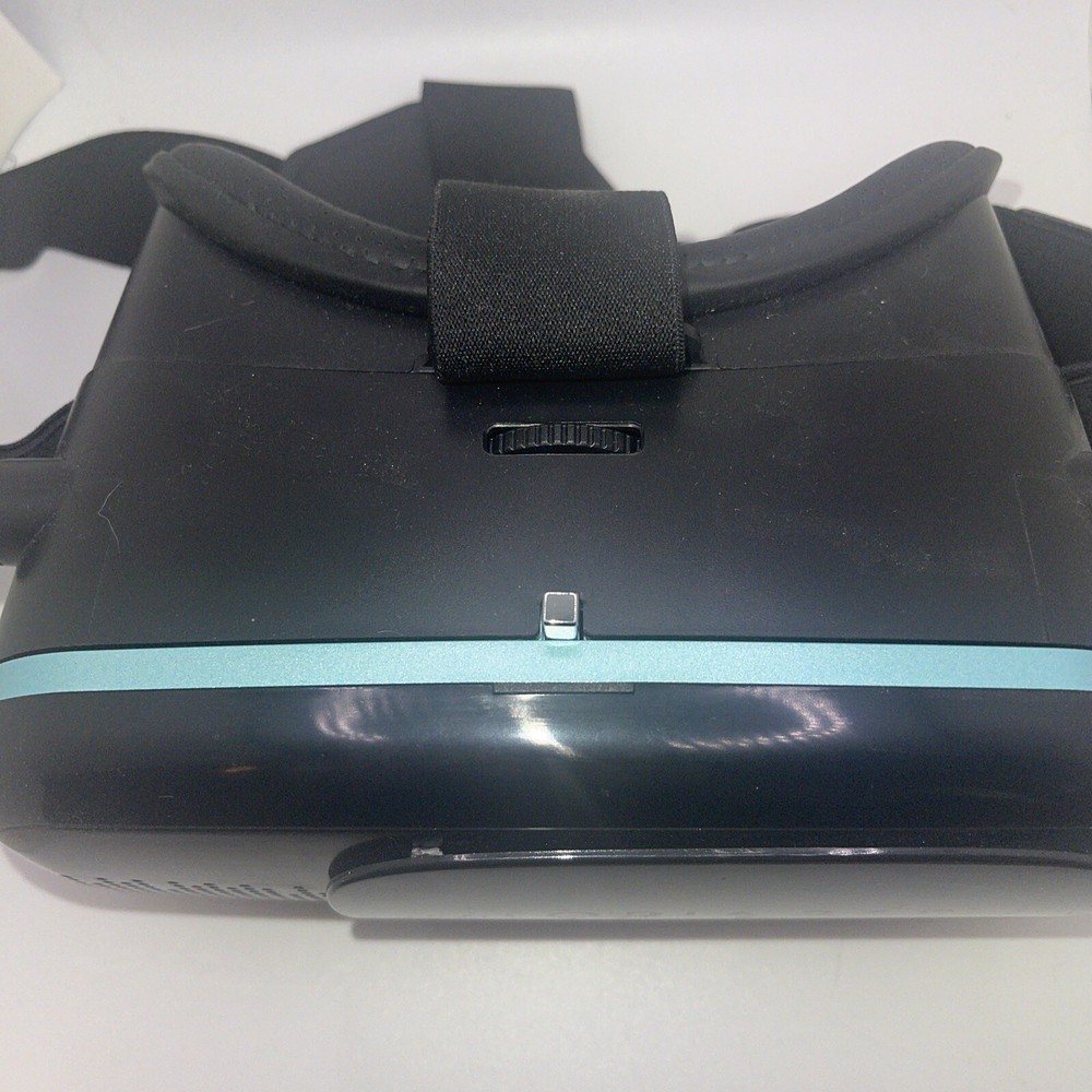 Utopia 360 VR Headset with Wireless Bluetooth Controller - iPhone & Android