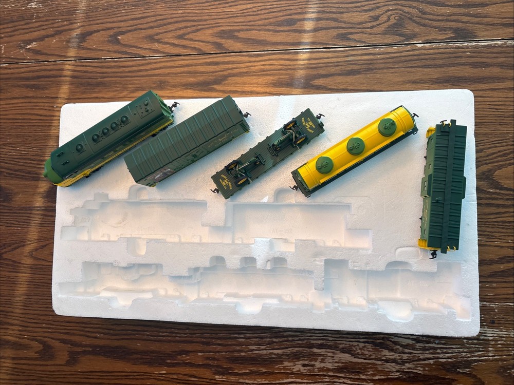Athern John Deere Model "B" Express HO scale train set