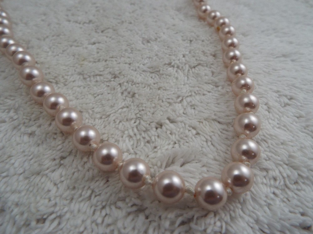 Pale Pink Bead Necklace (K9)