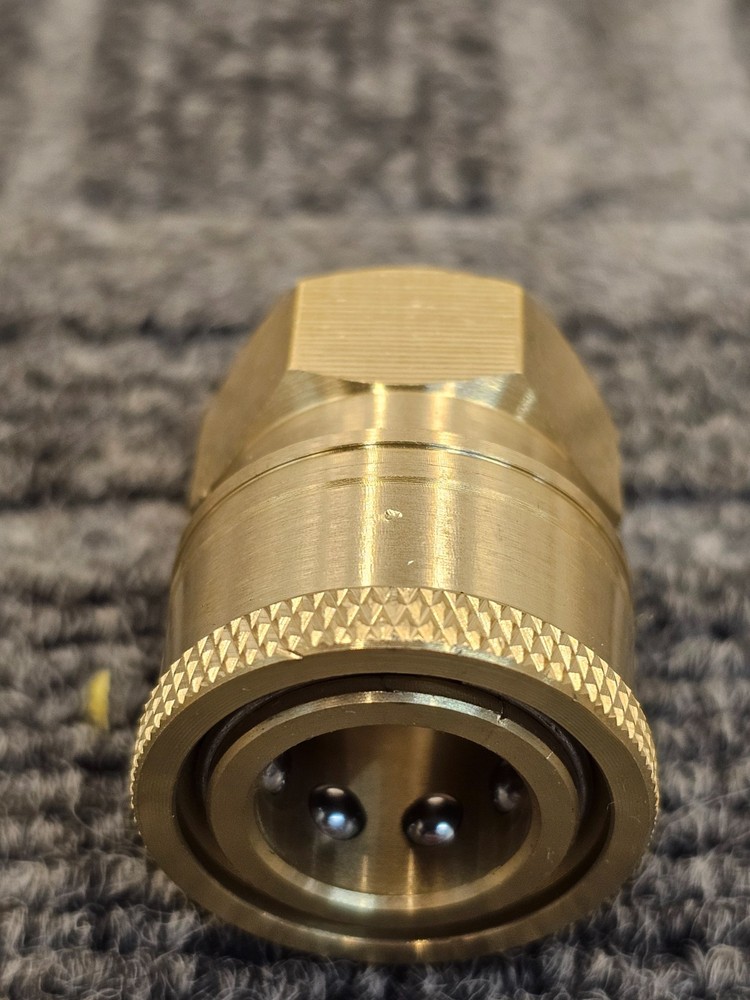 17-0004: Heavy Duty Quick Connect Socket Brass 3/8" x 3/8"