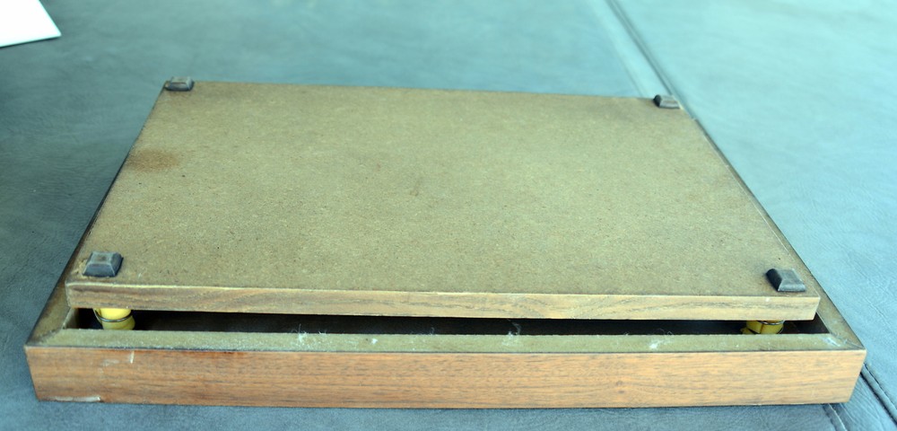 Wooden anti-vibration table