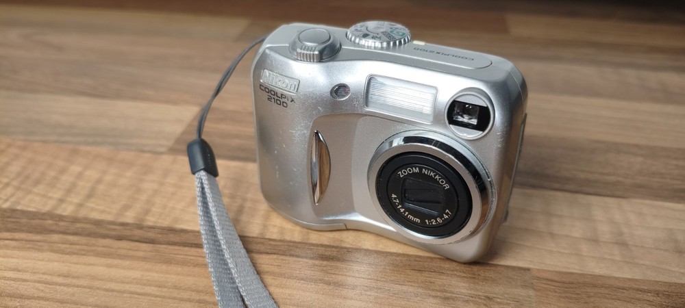 Nikon Coolpix 2100 Digital Camera Silver Tested Working