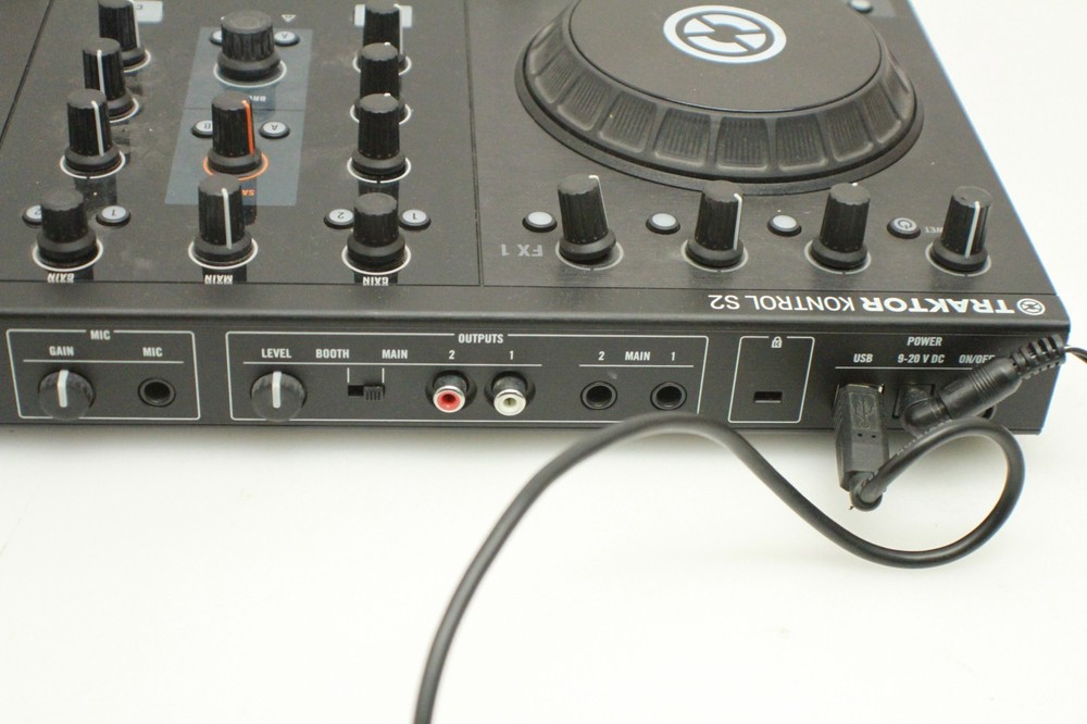 Native Instrument Traktor Kotrol S2 MK3 DJ controller