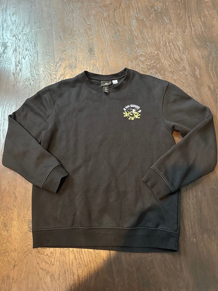 Disney H&M black crew neck sweatshirt Mickey Mouse size medium b42
