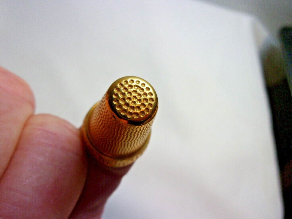 Vintage Gold Tone Toledo Thimble / Look!