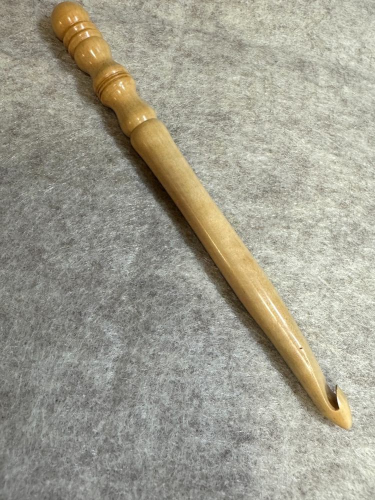 Hand carved unfigured solid Olive WOOD YARN CROCHET HOOK size L