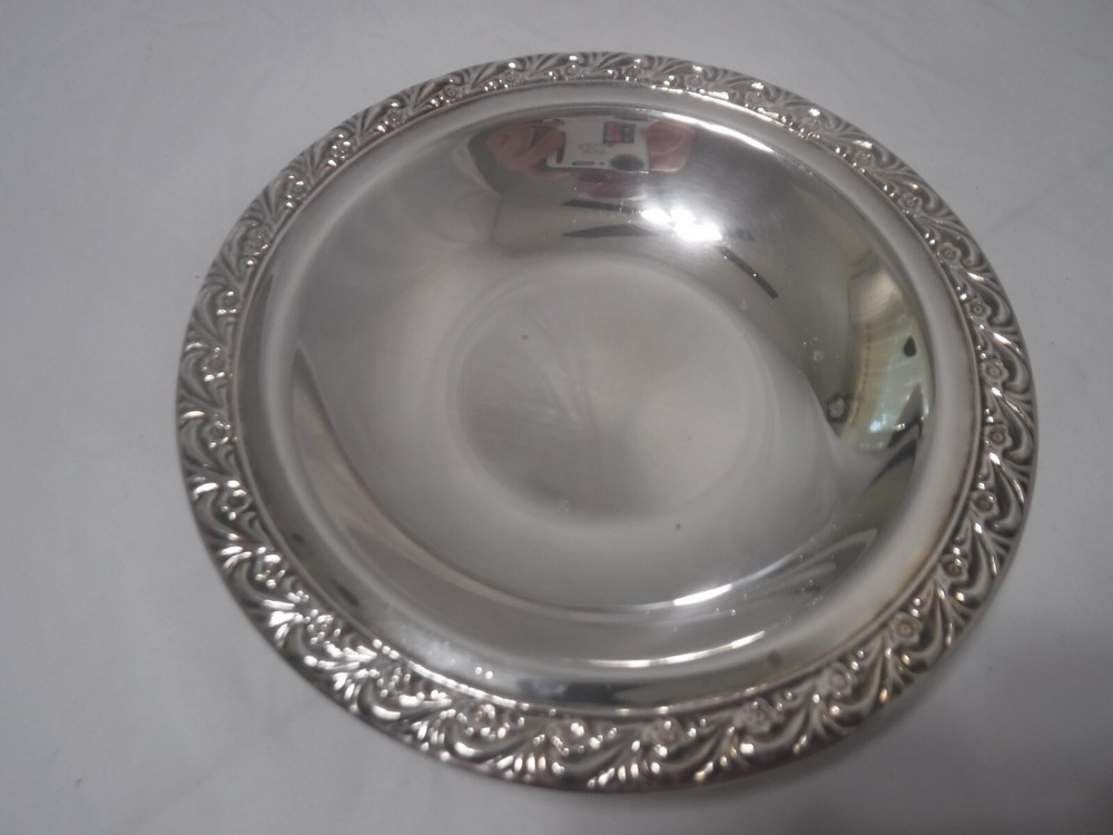 WM Rogers Silverplate Nut & Candy Dish Serving Saucer Floral Pattern 748
