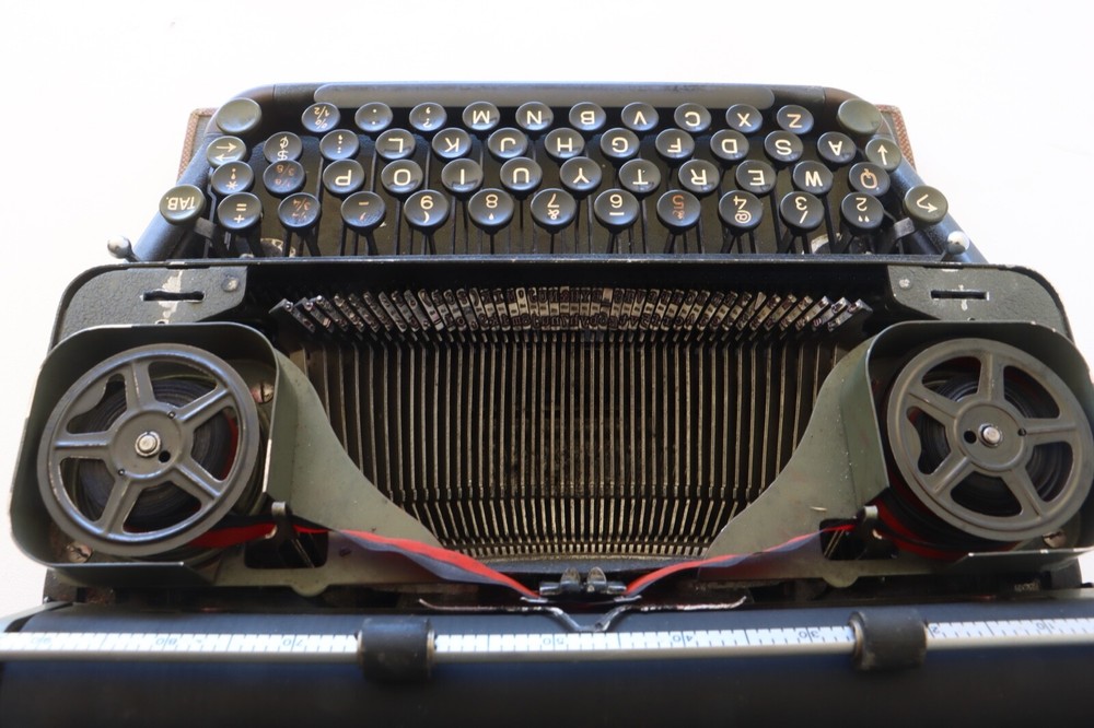 Hermes 2000 Typewriter - Original Case ***** Excellent Working Condition *****